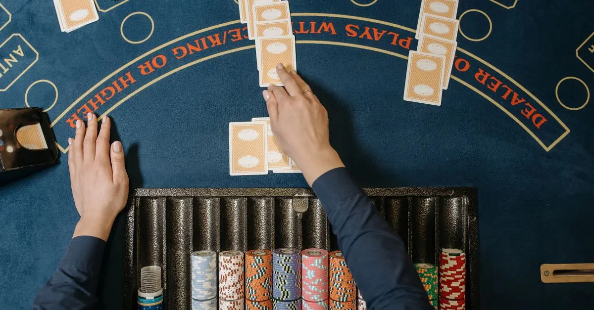 Online Blackjack Tisch mit Karten und Chips