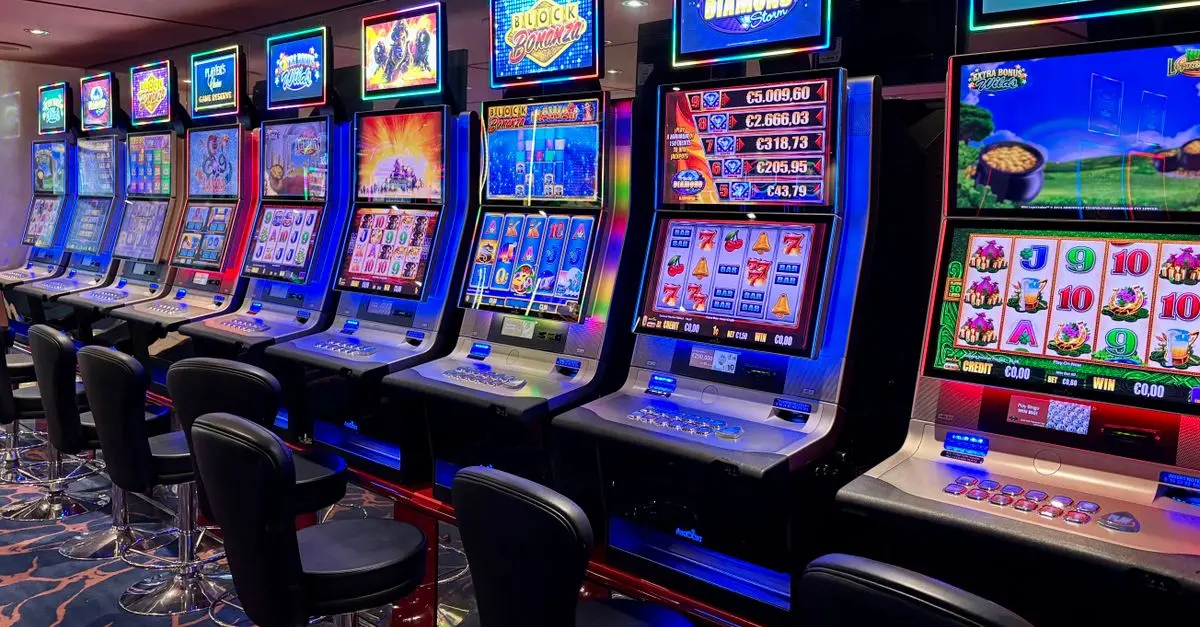 Casino-Chips und eine Wahrscheinlichkeitskurve